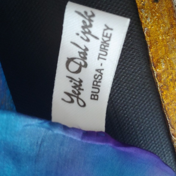 NWOT Turkey Silk Hand-Rolled Hem Gold Pattern Scarf - Picture 6 of 8